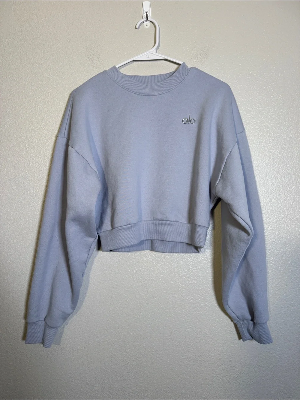 ALO Yoga Cropped Accolade Crewneck in Winter Frost - S EST.